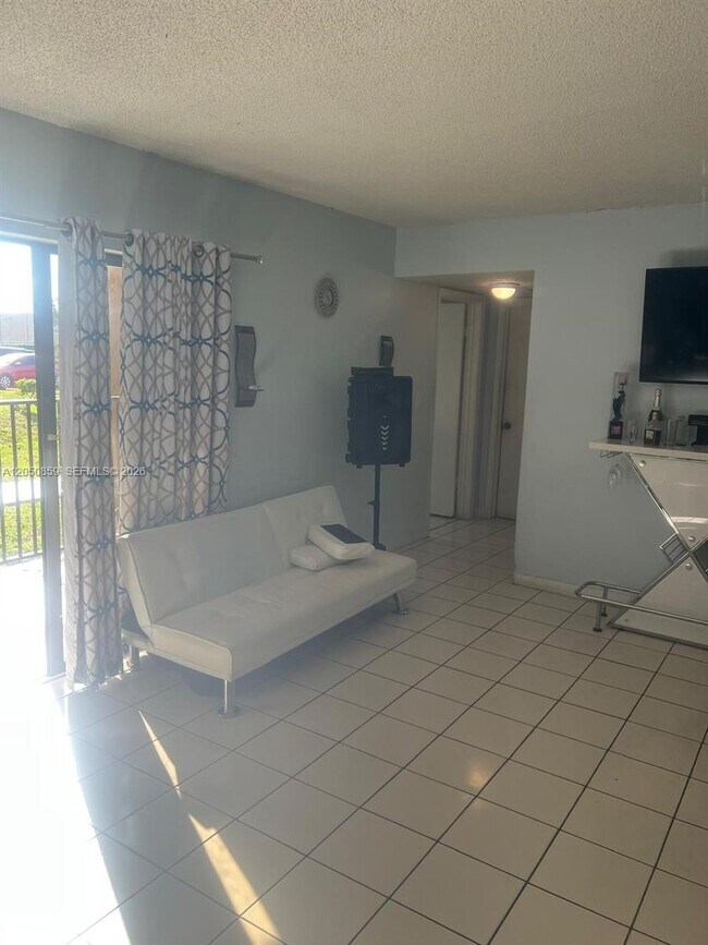 Foto del edificio - 590 NW 114th Ave
