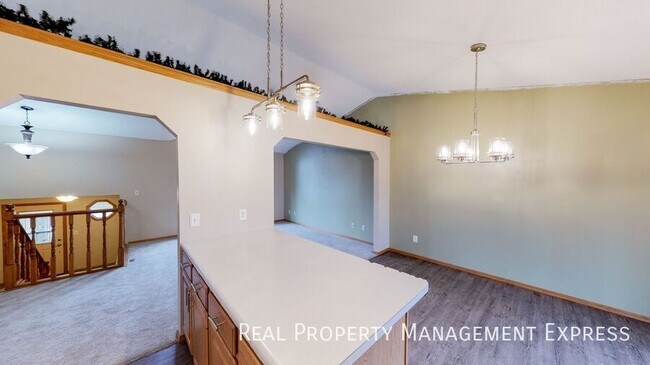 Building Photo - 4 Bedroom 3 Bathroom Home in Brandon SD