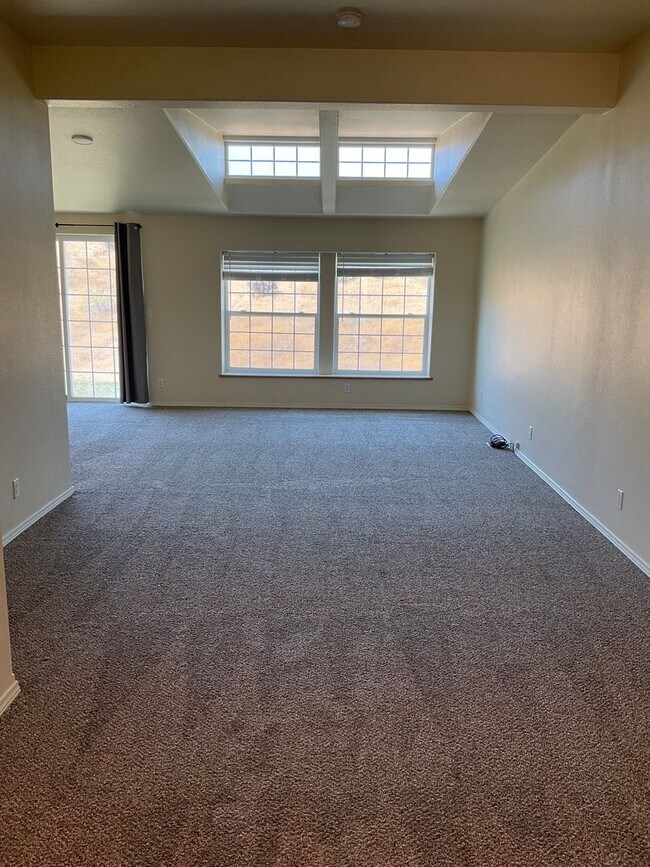 Foto del edificio - 4 Bed 3 Bath Home with Expansive Country Views!