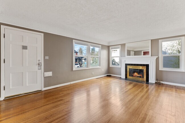 Building Photo - 7058 N Greenwich Ave