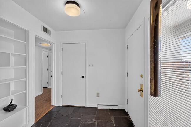 Building Photo - 2205 Country Club Dr