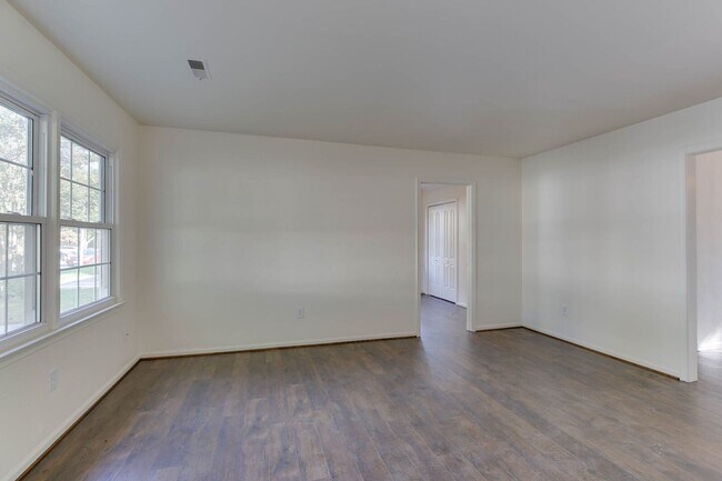 Building Photo - 20 Jolama Dr
