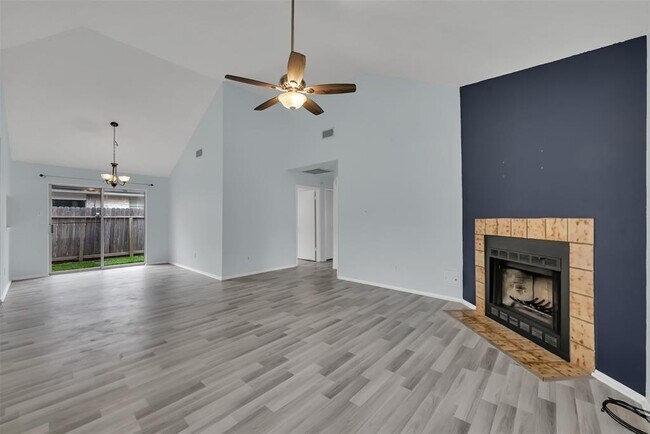 Foto del edificio - 10302 Bushy Creek Dr