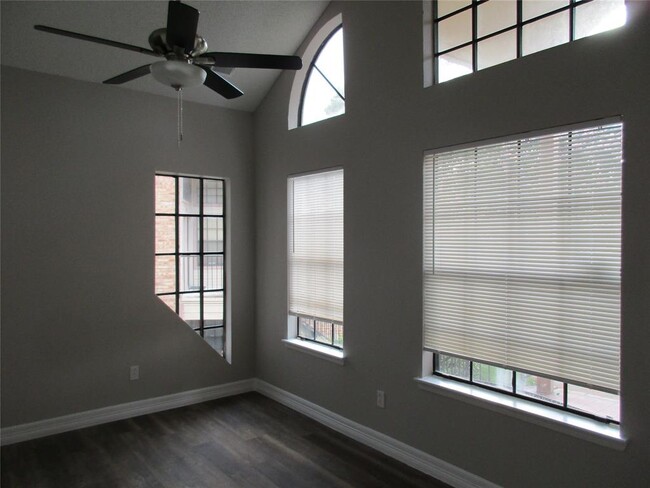 Foto del edificio - 16800 Sugar Pine Dr