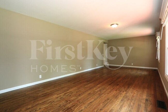Building Photo - 2155 Canterbury Dr