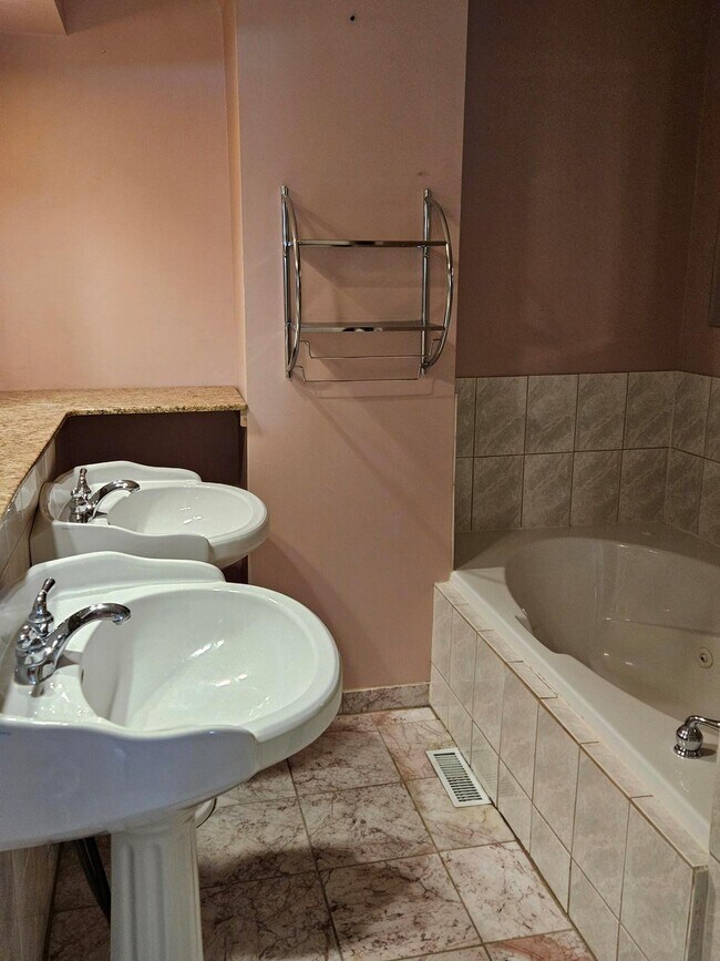 Photo du bâtiment - 3 Bed 2 Bath Unit in Calgary, AB