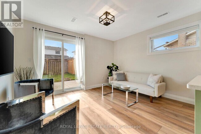 Building Photo - 144 Ravenbury Dr