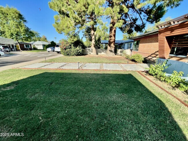Building Photo - 1520 W Berridge Ln
