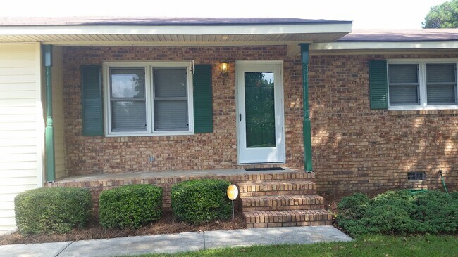 Building Photo - 404 Eastwood Dr
