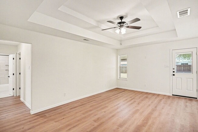 Building Photo - Move In Ready Home with Modern Updates Throughout