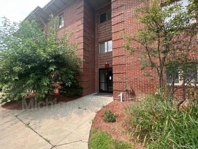 Foto del edificio - 2737 E Maple Rd