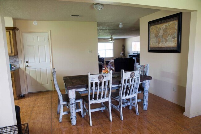 Foto del edificio - 2406 Lily Ln