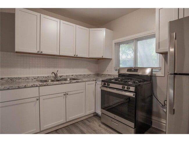 Building Photo - 1333 E Pacific St