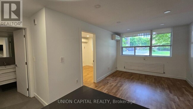 Building Photo - 407-230-230 Oak St