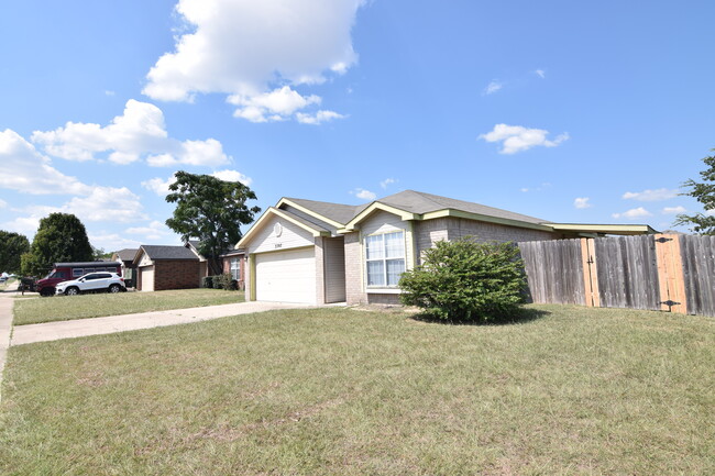 Building Photo - 3307 Driftwood Dr