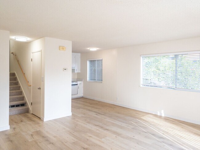 Foto del edificio - HUGE Stunning Remodeled 1BR/1BA Flat! Park...
