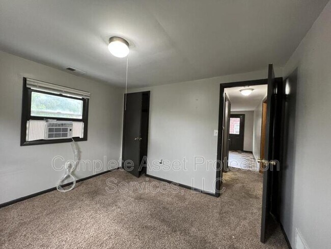 Building Photo - 417 1/2 Belden Street