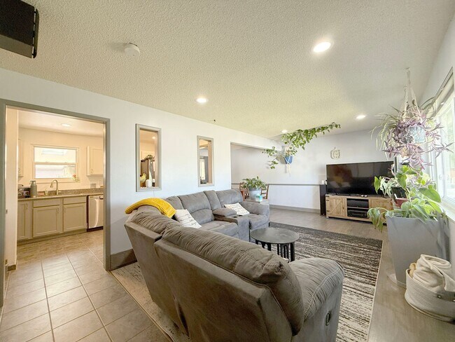 Foto del edificio - Spacious 5-Bedroom Home with Sunroom, Work...