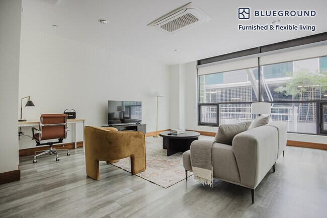 Foto del edificio - 110 W Ocean Blvd