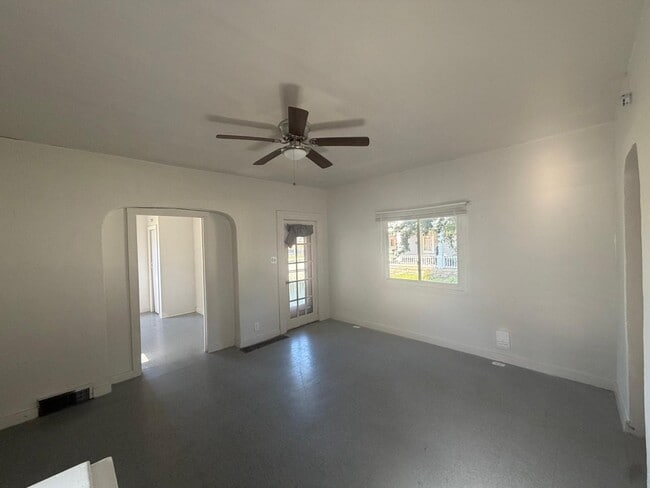 Building Photo - 418 E Ash St