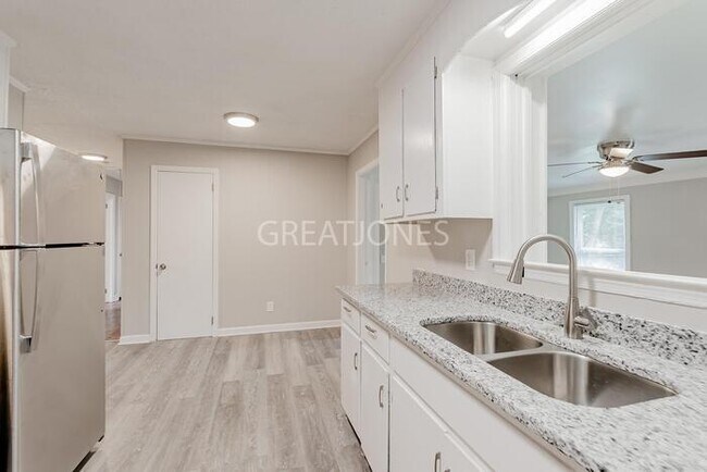 Building Photo - 912 Delta Dr