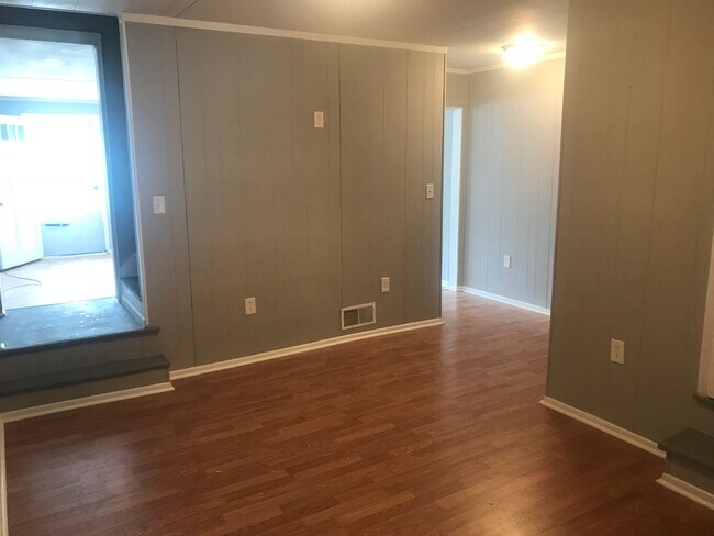 Building Photo - Charming 3 Bedroom, 1.5 Bathroom Residence...