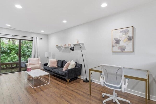 Building Photo - 2 Bedroom 1.5 Bath Townhome AVAILABLE NOW