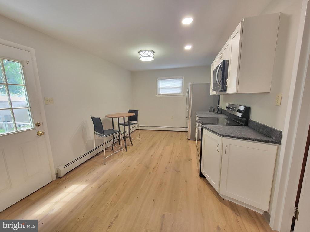 Primary Photo - 1106 W Amosland Rd