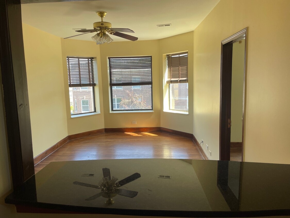 Living Room - 4922 N Kedzie Ave
