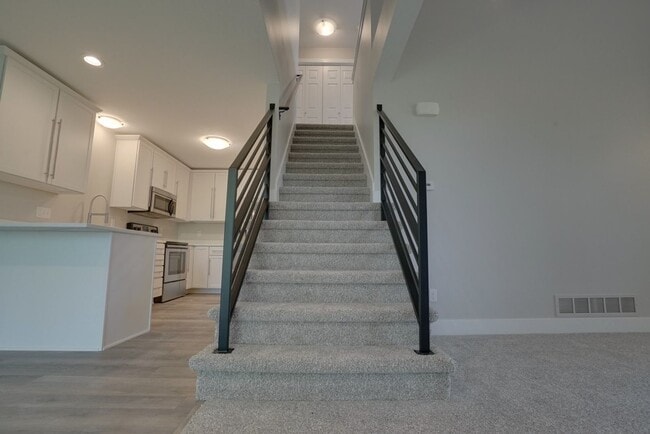 Building Photo - BEAUTIFUL End Townhome with Green Space!