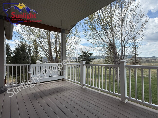 Foto del edificio - 3 Bed 2 Bath 2,756 sq ft on 2+ acres in Columbus