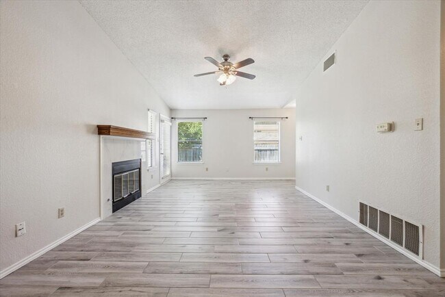 Foto del edificio - 13008 Steeple-Chase Dr