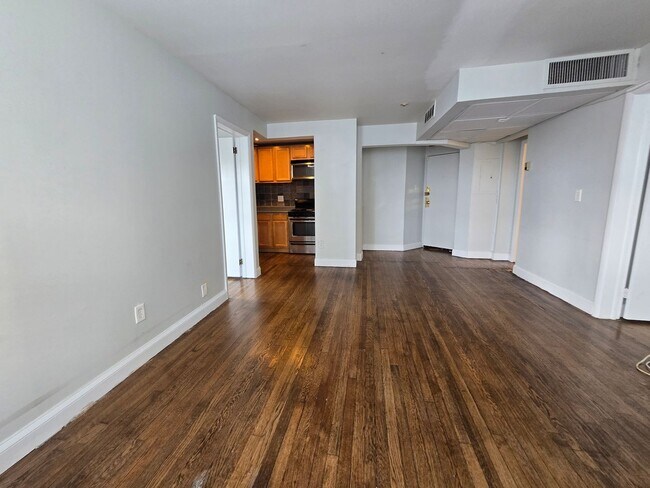 Building Photo - Bright 2 bed 1 bath in the heart of Ritten...