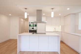 Building Photo - 4800 Maisonneuve Blvd W