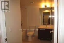 Photo du bâtiment - 135 Village Green Square