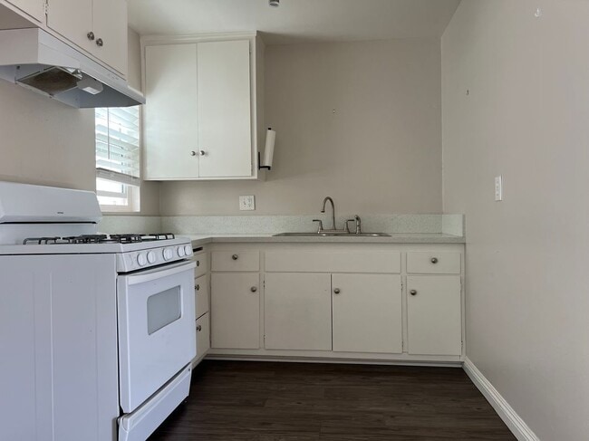 Building Photo - 2000 Carnegie Ln