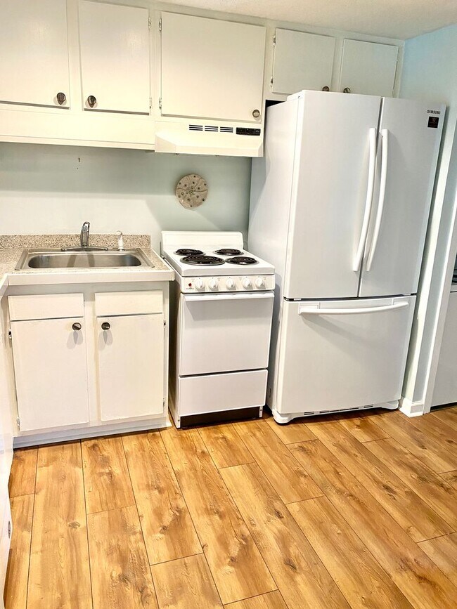 Foto del edificio - RESORT STYLE LIVING!! Beautiful 1BR Condo in Marina Community!