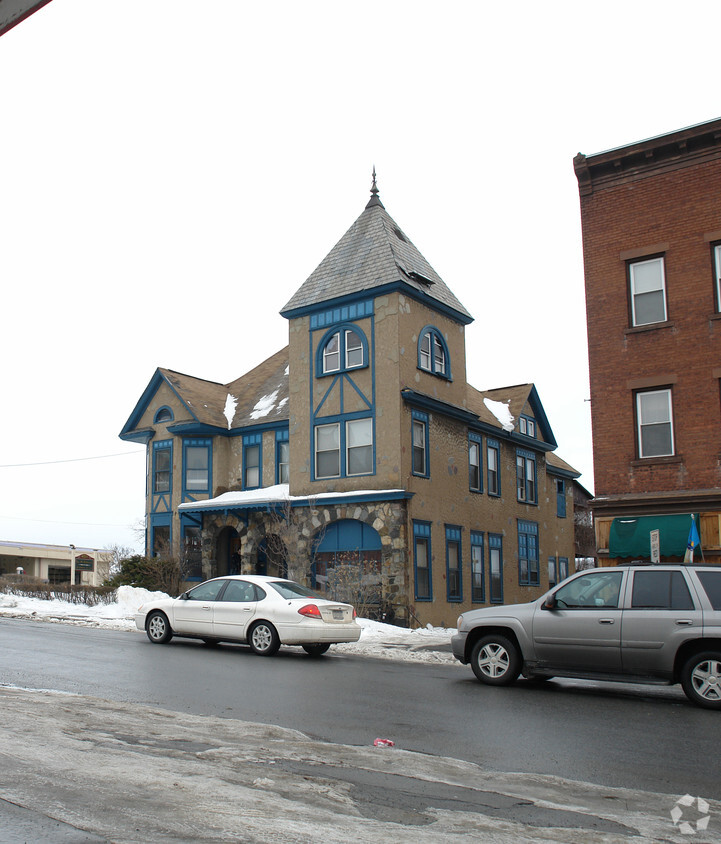 Building Photo - 100 N Main St