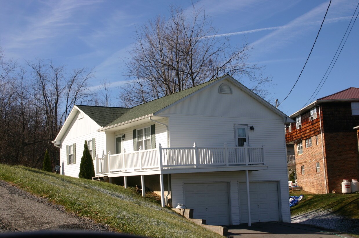 102 Skyview Dr, Beckley, WV 25801 House Rental in Beckley, WV