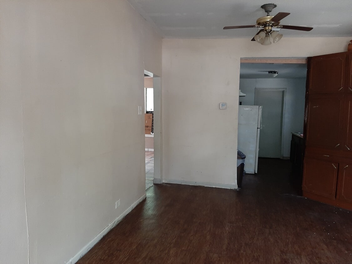 entry room view of hall to bedrooms - 1406 Aransas Ave