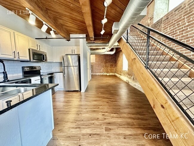 Building Photo - 202 W 5th St