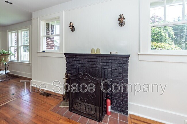 Building Photo - 25 8th Ave