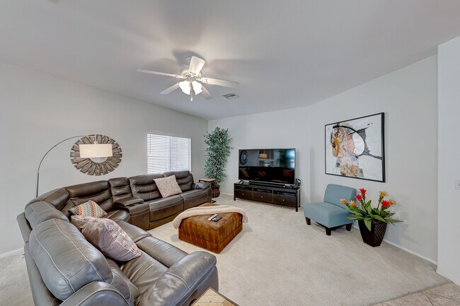 Habitación familiar de 75 pulgadas con DirecTV - 8917 Canyon Springs Dr