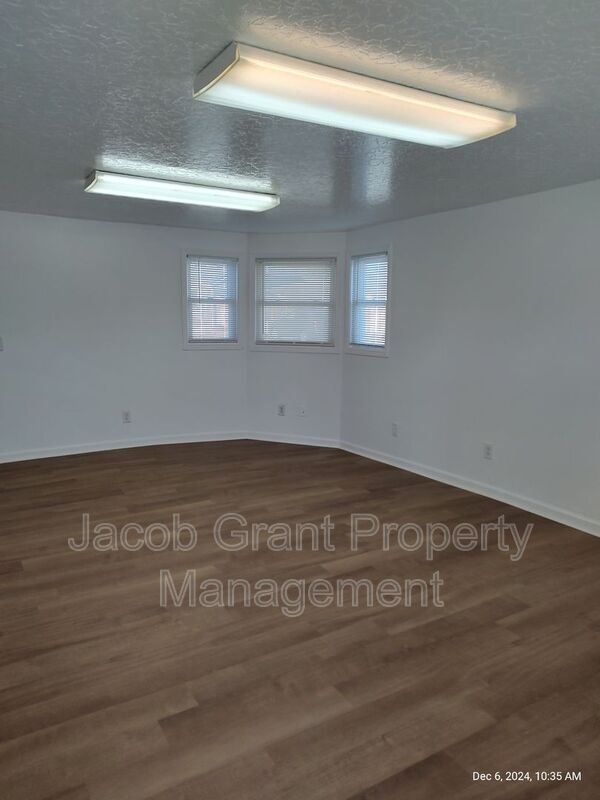 Building Photo - 4719 Yellowstone Ave
