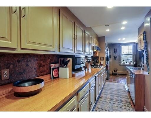 Building Photo - 987 Memorial Dr
