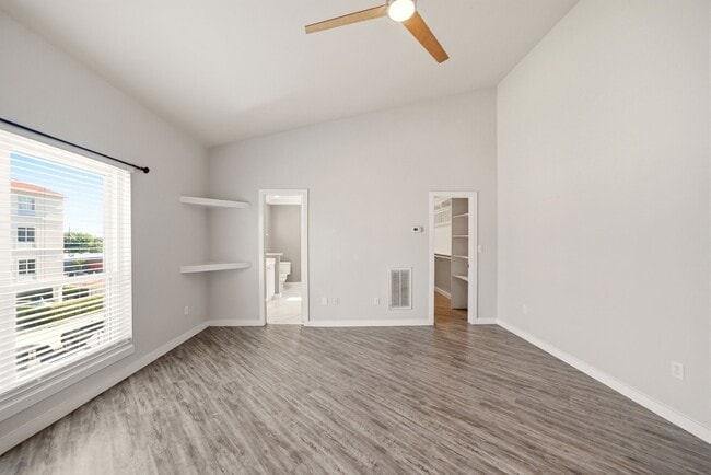 Building Photo - 913 Saulnier St