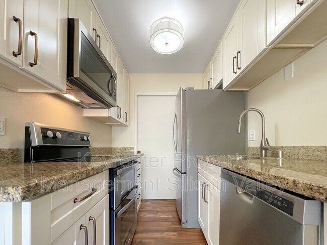 Building Photo - 280 Easy St