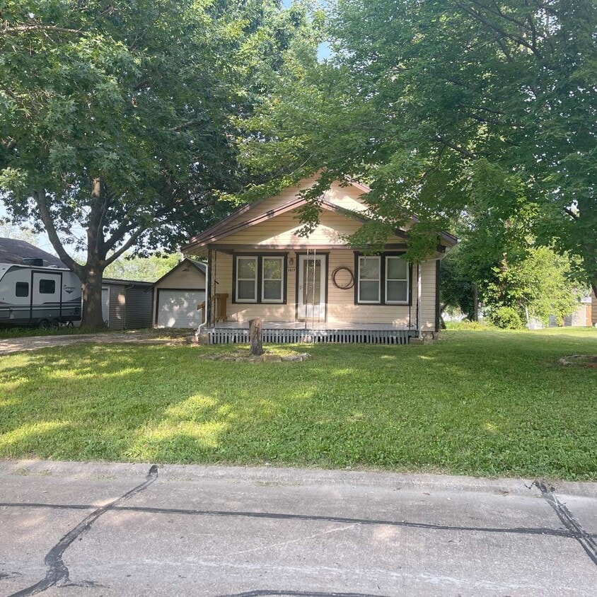 1027 N Poplar St, Ottawa, KS 66067 House Rental in Ottawa, KS