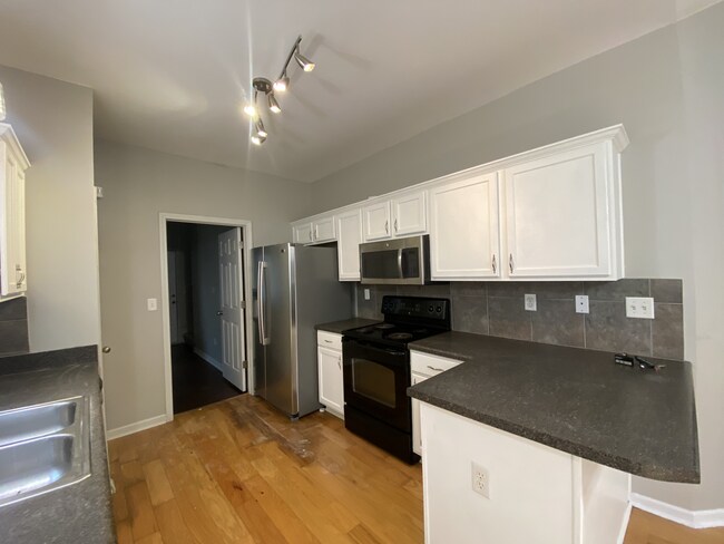 Foto del edificio - Pristine 3 bedroom 2 bath on Island! Fence...