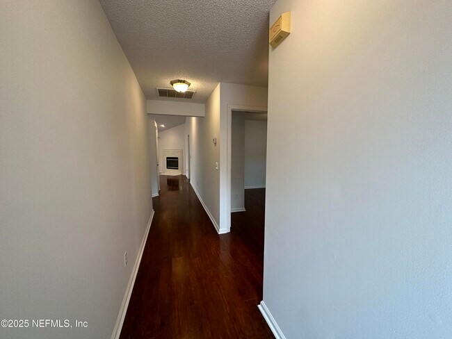 Foto del edificio - 4525 Shaky Leaf Ln N